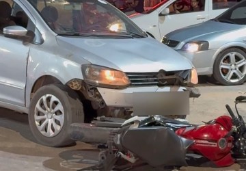 Motociclista fica ferida em colisão com carro na Avenida JK, em Ibotirama