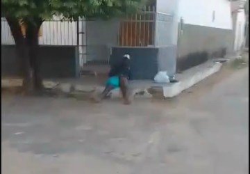 homem é flagrado se masturbando no meio da rua no centro de Ibotirama