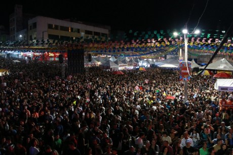 Primeira noite da Praça da Bandeira marcada por grande público em Jequié