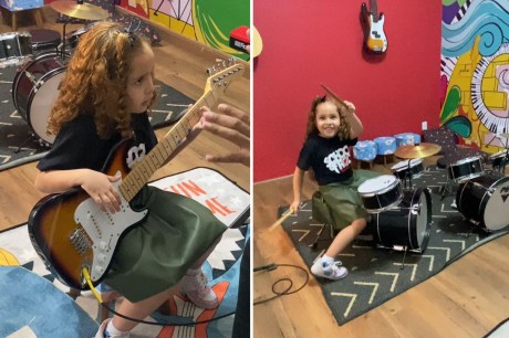 Dia Mundial do Rock: Menina autista encontra na música forma de se desenvolver e perder medos