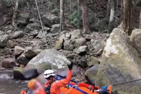 Homem é resgatado por helicóptero após acidente em cachoeira de Angra dos Reis