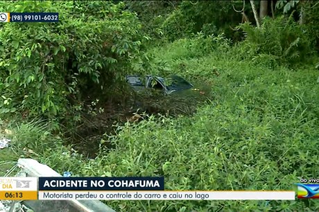 Carro cai em lagoa no Cohafuma, após acidente em São Luís, e quatro pessoas ficam feridas