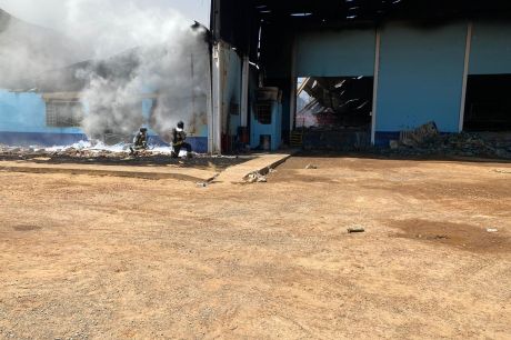 Corpo é encontrado após incêndio em fábrica no distrito industrial de Barreiras