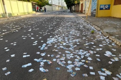 MP-BA pede multa de R$ 8 mil contra candidatos por derrame de santinhos em cidade do sudoeste do estado