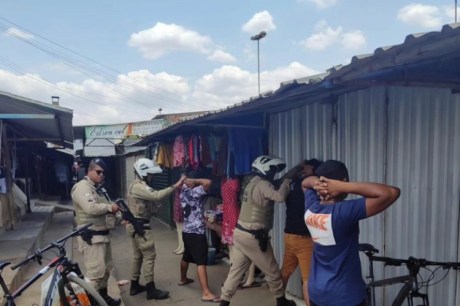 Polícia Militar realiza operação policial no Centro de Abastecimento de Barreiras (BA)