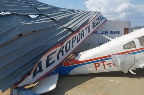 Redemoinho destrói telhado de aeroporto no interior baiano e atinge aeronave