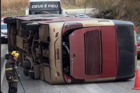 Ônibus com 58 estudantes com destino à Porto Seguro tomba e deixa feridos