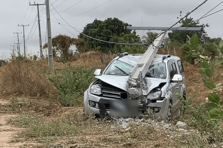 Caminhonete colide contra poste de energia elétrica na BA-160, em Ibotirama (BA)