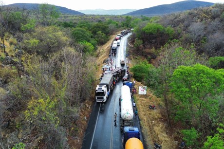 Acidente na BR-242: Carreta Bitrem Tomba próximo a Ibotirama (BA)