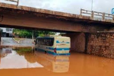 Ônibus fica preso em alagamento debaixo de viaduto em Barreiras (BA)