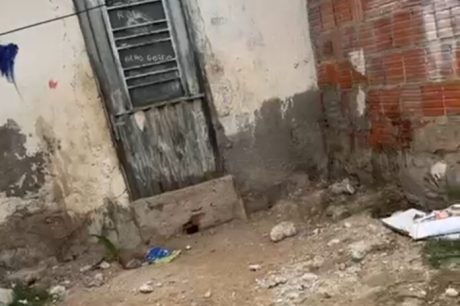 Mãe deixa criança de 1 ano e meio trancada em uma residência no bairro Antônio Guilhermino, Juazeiro e vizinhos pedem ajuda para resgata-la: "O menino passou a madrugada pedindo socorro"