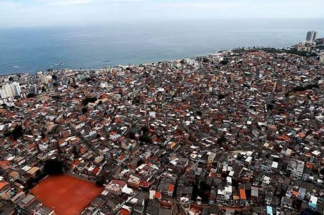 ATAQUE DO CV: Três moradores do Nordeste vítimas de bala perdida e policial atingido por estilhaços