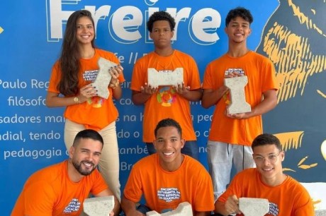 Estudantes baianos criam biocimento sustentável com papel descartado e fibra de coco