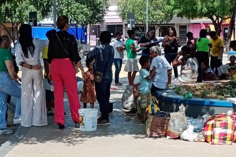 Assistência Social de Barreiras e Defensoria Pública acompanham situação de famílias venezuelanas na Praça Castro Alves