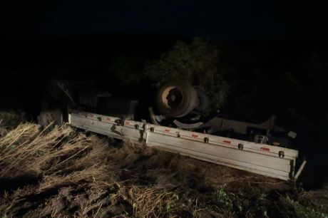 Caminhão tomba na BR-242 em Ibotirama; causas do acidente ainda são desconhecidas