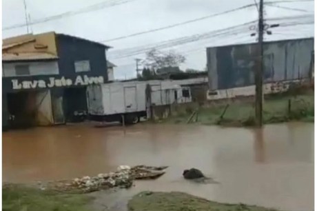 Essa é a realidade dos bairros Vila Rica e dos funcionários todas as vezes que chove