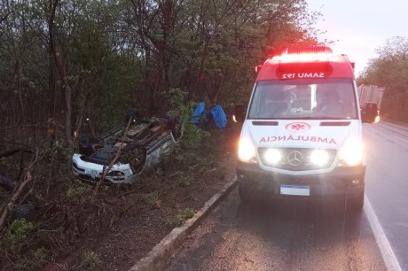 Carro capota na BR-242 próximo a Ibotirama e deixa quatro feridos sem gravidade