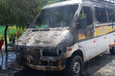 Van é atingida por incêndio enquanto estava estacionada em garagem de Morpará