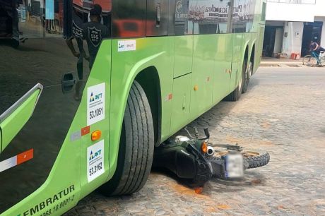 Moto vai parar debaixo de ônibus em acidente no Javi, em Muquém do São Francisco 19/11/2024