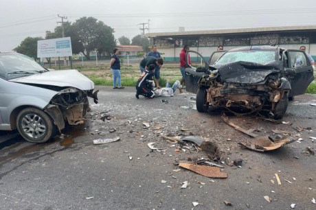 Barreiras: Colisão entre dois veículos na BR 242 deixa três feridos e um morto