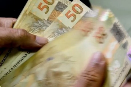 Primeira parcela do 13º salário deve ser pago até esta sexta-feira