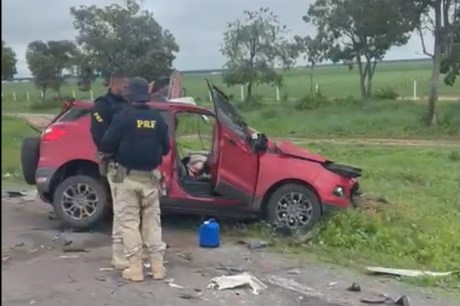 Barreiras: Colisão entre bitrem e carro deixa casal morto e uma criança gravemente ferida na BR 242