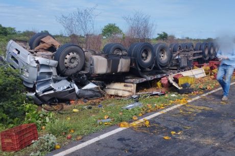 Caminhão tomba na BA-161, em Barra, e deixa uma vítima fatal