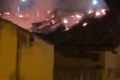 PMs entram em casa incendiada e salvam mãe e dois filhos em Botuporã 