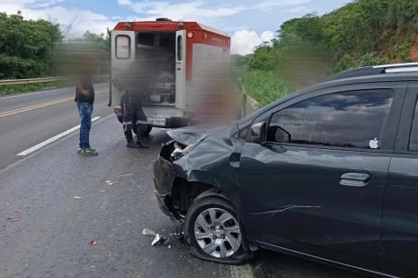 Carro colide na traseira de carreta na BR-242, em Muquém do São Francisco