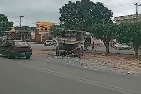 Seabra: Mais um acidente na entrada da cidade. Caçamba desce ladeira da "Telebahia" e quase bate em ônibus