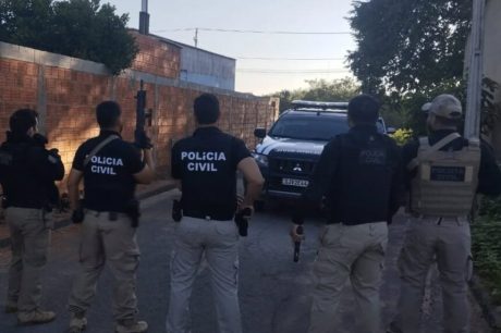 Polícia Civil da Bahia cumpre 05 mandados de busca e prisão preventiva por homicídio qualificado em Canapolis (BA)