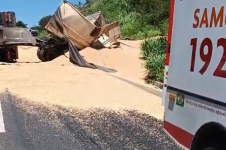 Acidente na BR-242: Carreta Bitrem Tomba na Serra da Piragiba em Muquém do São Francisco