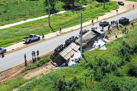 Carreta tomba na BA-160, à altura do bairro São João