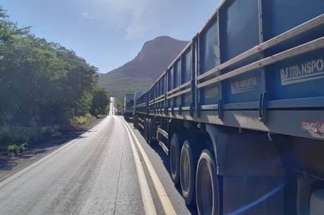 Atenção! Acidente na Serra da Mangabeira na BR-242 fecha duas vias. Ainda não há previsão para liberação da pista.