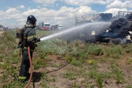 Incêndio atinge caminhão carregado de algodão na BR 242