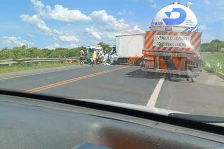 Colisão frontal deixa uma pessoa morta e três feridos no Anel Viário em Barreiras (BA)