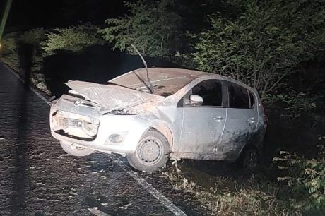 Carro tomba na BA-160, em Morpará