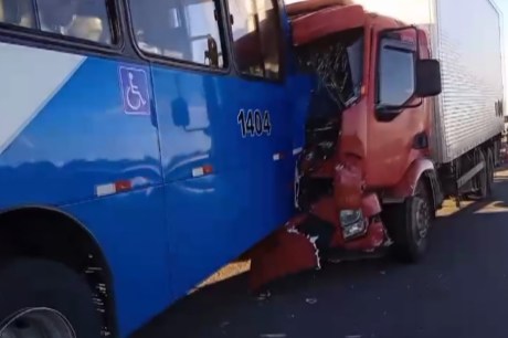 Engavetamento com caminhão, carros e ônibus deixa feridos na Rodovia Santos Dumont, em Campinas