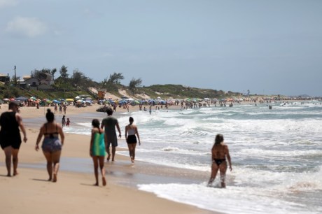 SC espera receber 3,1 milhões de turistas no verão, com policiais bilingues e 470 bombeiros por dia no litoral