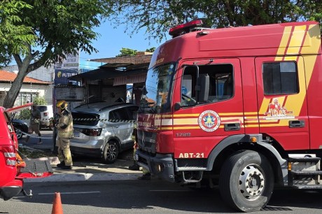 Condutora fica ferida após perder controle de veículo e invadir quiosque em Aracaju