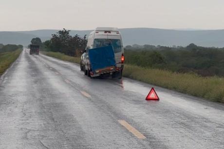 Pneu de reboque se solta na BR-242, próximo a Ibotirama