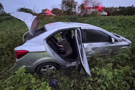 Carro capota e cai em ribanceira na BR-242, depois da curva do Cercado, em Ibotirama