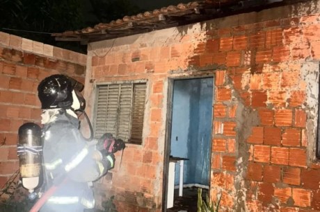 Barreiras: Casa pega fogo no Bairro Sombra da Tarde