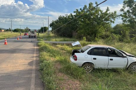 Motorista perde controle de carro, sai da pista e derruba poste em Ibotirama 