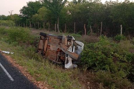 Carro tomba na BA-160, em Morpará, na madrugada deste domingo (22)