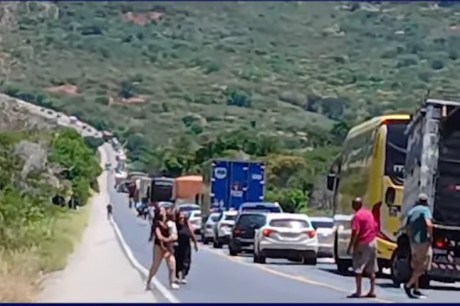  Trânsito fica parado na BR 242 por causa de acidente na Serra da Mangabeira.