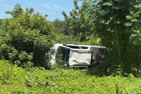 Carro capota na avenida principal do Xixá, em Ibotirama