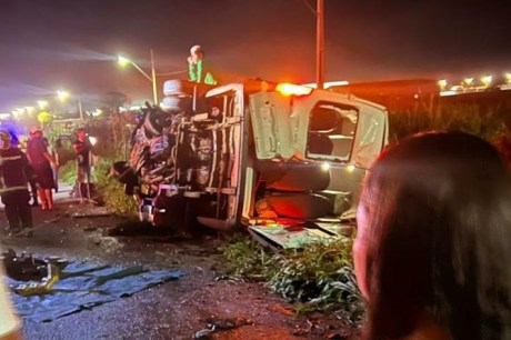 LEM: Colisão entre carro de passeio e van deixa um morto e quatro feridos gravemente