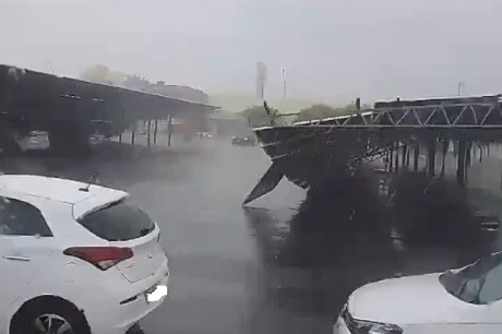 Estrutura de placas solares desaba na rodoviária de Barreiras durante chuva forte