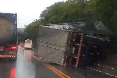 Carreta baú perde controle na Serra do Saco e carga tomba na BR 242